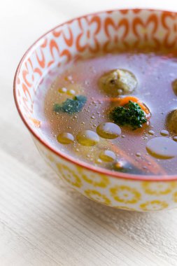 Renkli Kasede Köfteli Taze Sebze Çorbası