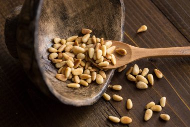 Koyu Ahşap Masa üzerinde Çam Fıstığı. Tost Organik Sağlıklı Gıda.