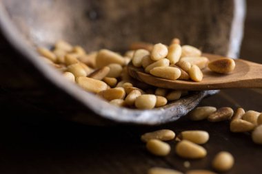 Koyu Ahşap Masa üzerinde Çam Fıstığı. Tost Organik Sağlıklı Gıda.