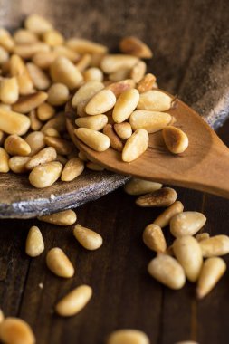Koyu Ahşap Masa üzerinde Çam Fıstığı. Tost Organik Sağlıklı Gıda.