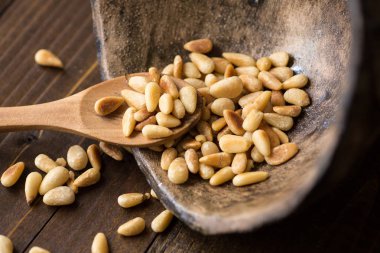 Koyu Ahşap Masa üzerinde Çam Fıstığı. Tost Organik Sağlıklı Gıda.