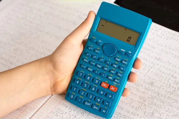 Calculadora Científica en las Manos de Acción Durante Le Matemáticas —  Fotos de Stock