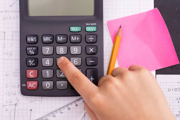 Палець на кнопці калькулятора під час уроку математики. Шьо — стокове фото