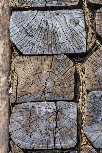 Vecchio dormiente cracking legno texture alto contrasto sfondo — Foto Stock
