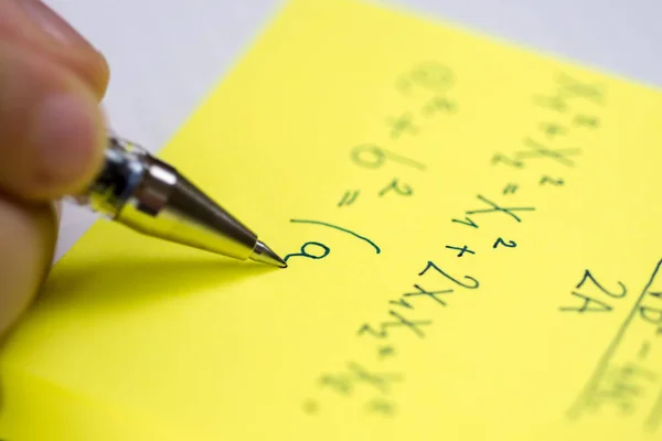 Potlood in kinderen hand. Schrijven op gele Sticky Notes close-up. — Stockfoto