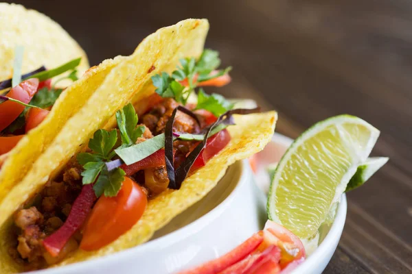 Тако з яловичиною та овочами. Здорова Мексиканська їжа. — стокове фото