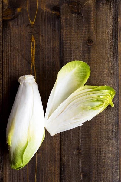 Salada de chicória fresca. Witloof cru alimentos orgânicos saudáveis . — Fotografia de Stock