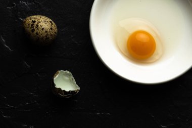 Kırık Bıldırcın Yumurtası Sarısı. Taze Organik Gıda Kavramı.