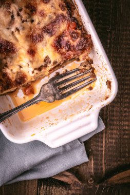 Rustik Ahşap Arka Plan Üzerine Geleneksel Bolognese Lazanya