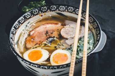 Koyu Arka Planda Erişteli Ramen Çorbası, Domuz Eti ve Yumurta