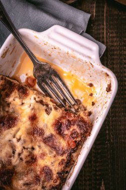 Rustik Ahşap Arka Plan Üzerine Geleneksel Bolognese Lazanya