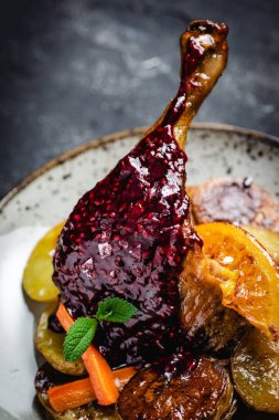 Patates, Havuç ve Portakal ile Kavrulmuş Tavuk Bacak