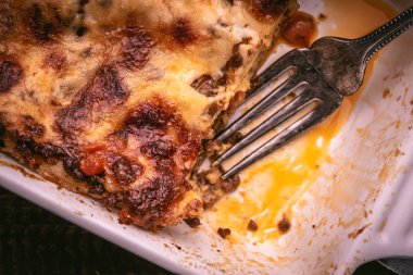 Rustik Ahşap Arka Plan Üzerine Geleneksel Bolognese Lazanya