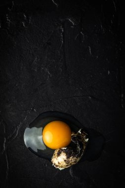 Kırık Organik Bıldırcın Yumurtası. Taze Gıda Kavramı.