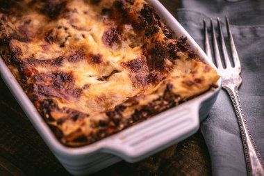 Rustik Ahşap Arka Plan Üzerine Geleneksel Bolognese Lazanya