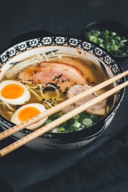 Koyu Arka Planda Erişteli Ramen Çorbası, Domuz Eti ve Yumurta