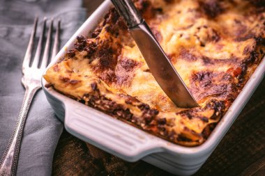 Rustik Ahşap Arka Plan Üzerine Geleneksel Bolognese Lazanya