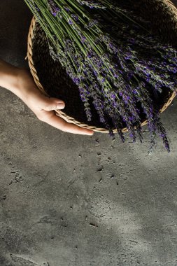 Rustik Koyu Arka Plan lavanta Çiçek Buketi