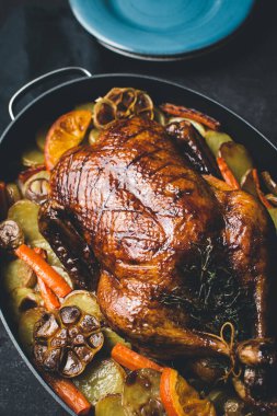 Koyu Taş Arka Plan Üzerinde Havuç, Portakal ve Patates ile Kavrulmuş Kaz