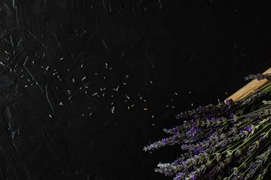 Rustik Koyu Arka Plan lavanta Çiçek Buketi