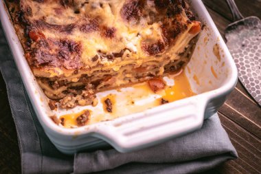 Rustik Ahşap Arka Plan Üzerine Geleneksel Bolognese Lazanya