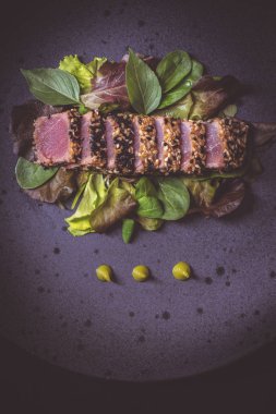 Salata ve Wasabi Soslu Izgara Ton Balığı Bifteği