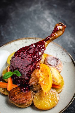 Patates, Havuç ve Portakal ile Kavrulmuş Kaz Bacak