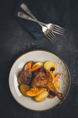 Patates, Havuç ve Portakal ile Kavrulmuş Tavuk Bacak