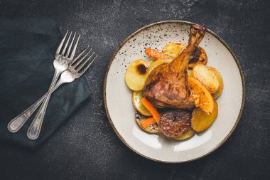 Patates, Havuç ve Portakal ile Kavrulmuş Tavuk Bacak