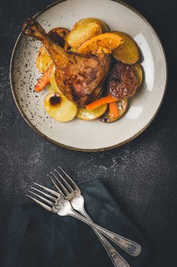 Patates, Havuç ve Portakal ile Kavrulmuş Tavuk Bacak