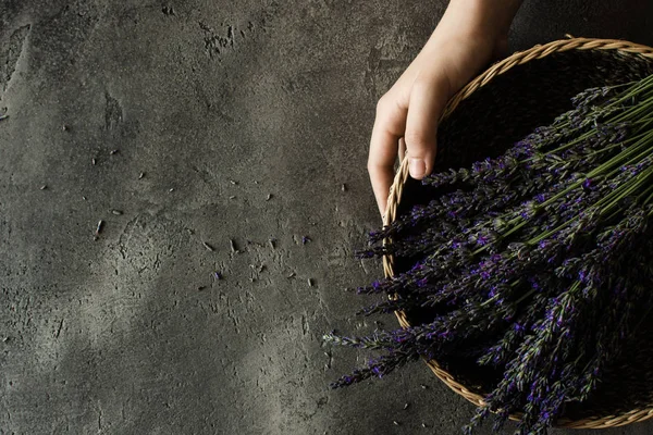 Rustik Koyu Arka Plan lavanta Çiçek Buketi