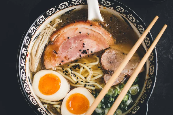 Sopa de ramen tradicional com macarrão, porco e ovos — Fotografia de Stock