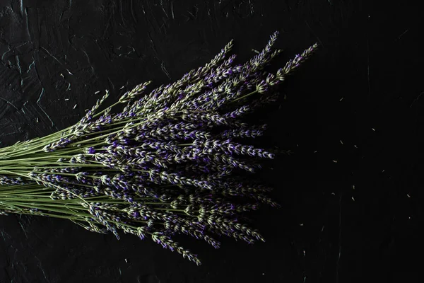 Mazzo di fiori di lavanda su sfondo scuro rustico — Foto Stock