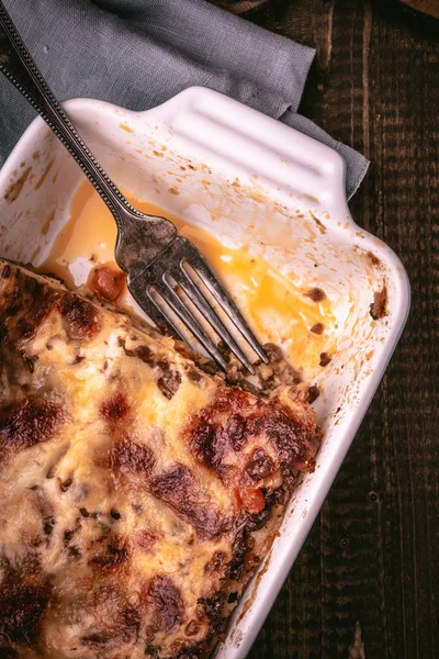 Rustik Ahşap Arka Plan Üzerine Geleneksel Bolognese Lazanya