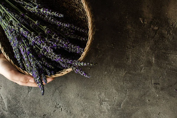 Rustik Koyu Arka Plan lavanta Çiçek Buketi