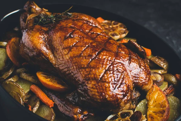 Koyu Taş Arka Plan Üzerinde Havuç, Portakal ve Patates ile Kavrulmuş Kaz