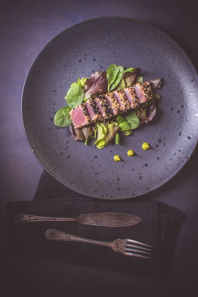 Salata ve Wasabi Soslu Izgara Ton Balığı Bifteği