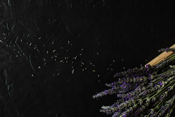 Rustik Koyu Arka Plan lavanta Çiçek Buketi