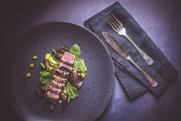 Salata ve Wasabi Soslu Izgara Ton Balığı Bifteği