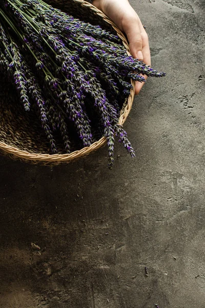 Rustik Koyu Arka Plan lavanta Çiçek Buketi