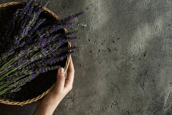 Rustik Koyu Arka Plan lavanta Çiçek Buketi