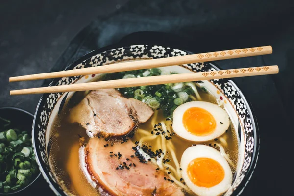 Koyu Arka Planda Erişteli Ramen Çorbası, Domuz Eti ve Yumurta