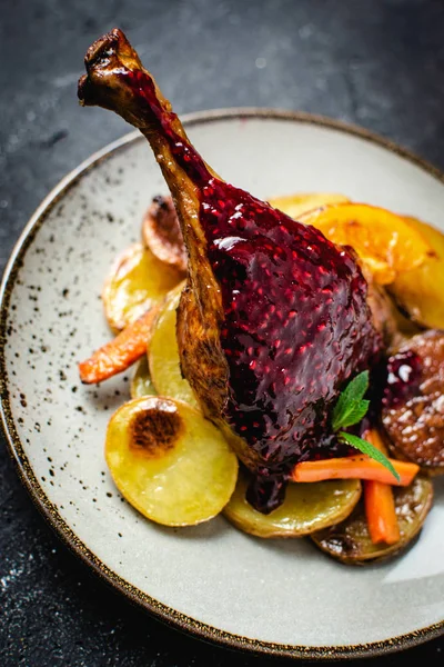 Patates, Havuç ve Portakal ile Kavrulmuş Tavuk Bacak