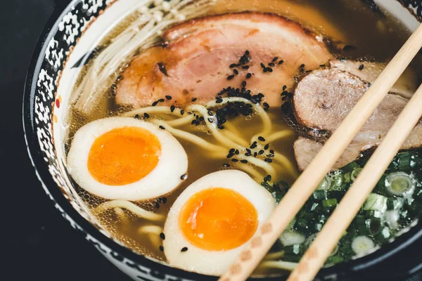 Zuppa di ramen con tagliatelle, maiale e uova su sfondo scuro — Foto Stock