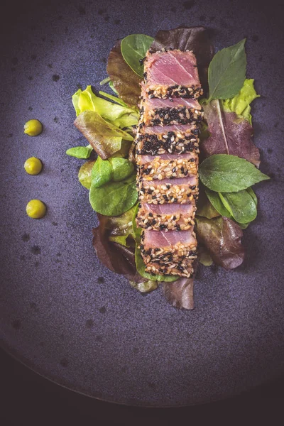 Salata ve Wasabi Soslu Izgara Ton Balığı Bifteği