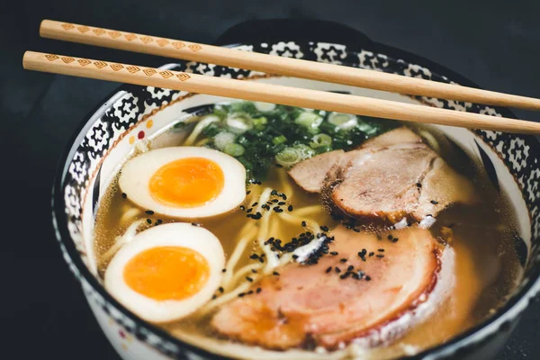 Erişte, Domuz eti ve Yumurta ile Geleneksel Ramen Çorbası
