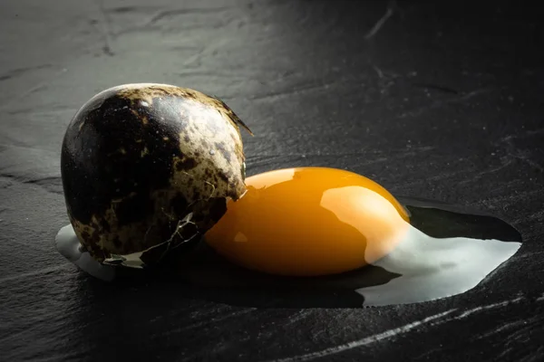Huevo de codorniz orgánico roto. Concepto de alimentos frescos . —  Fotos de Stock