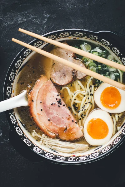 국수, 돼지고기, 계란을 곁들인 전통 라면 수프 — 스톡 사진