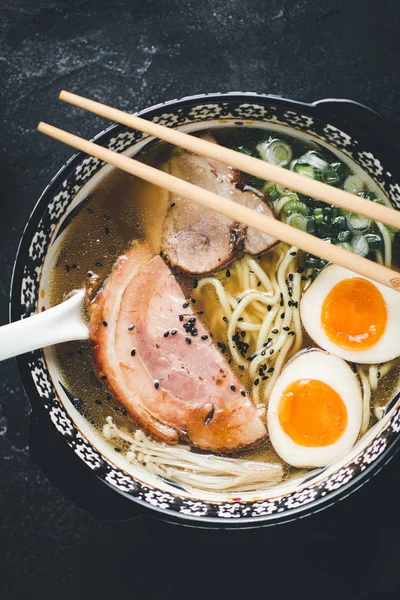Erişte, Domuz eti ve Yumurta ile Geleneksel Ramen Çorbası