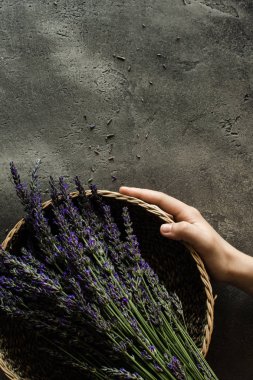 Rustik Koyu Arka Plan lavanta Çiçek Buketi